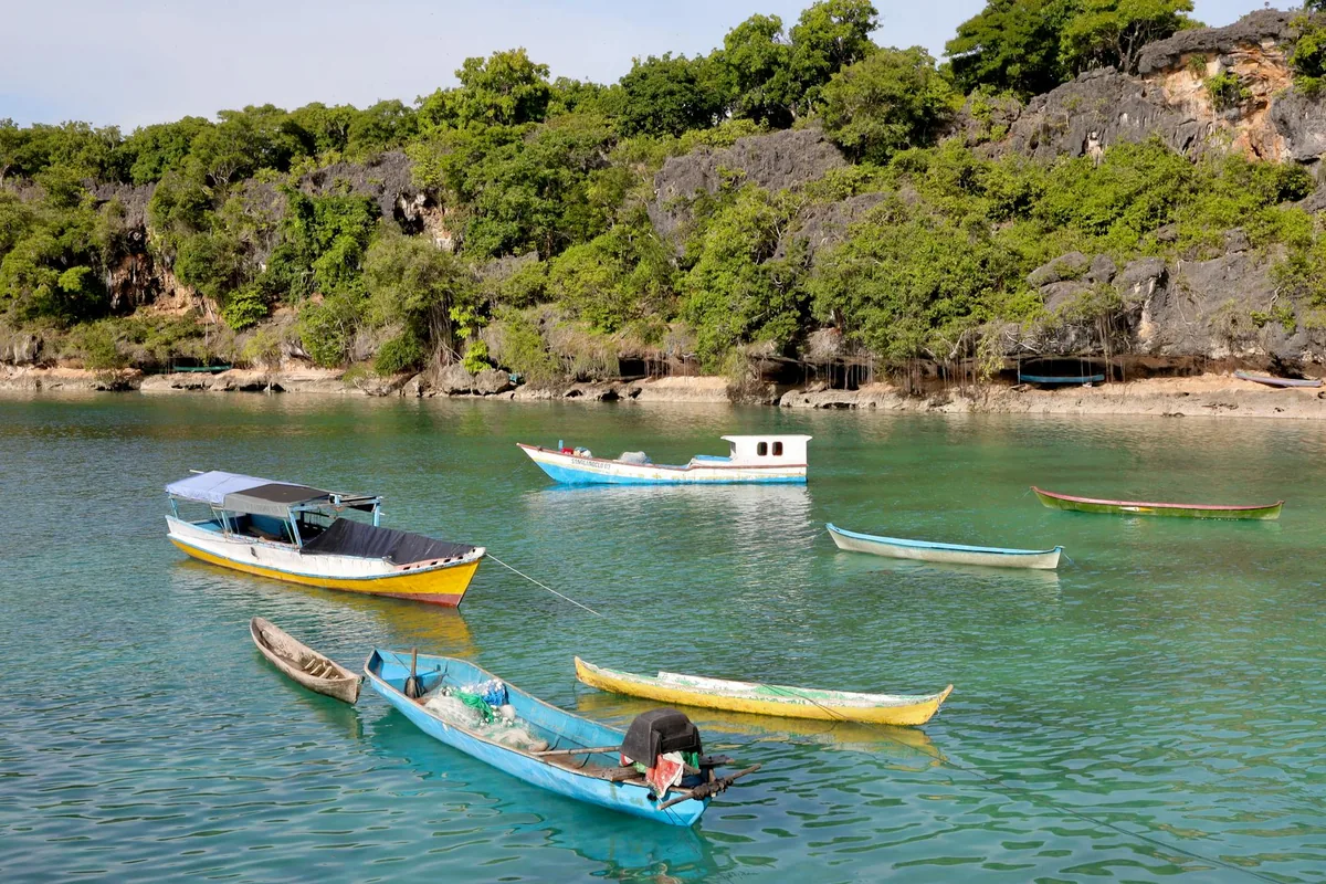 Crystal clear turquoise water and traditional boat near Pink Beach, Komodo
